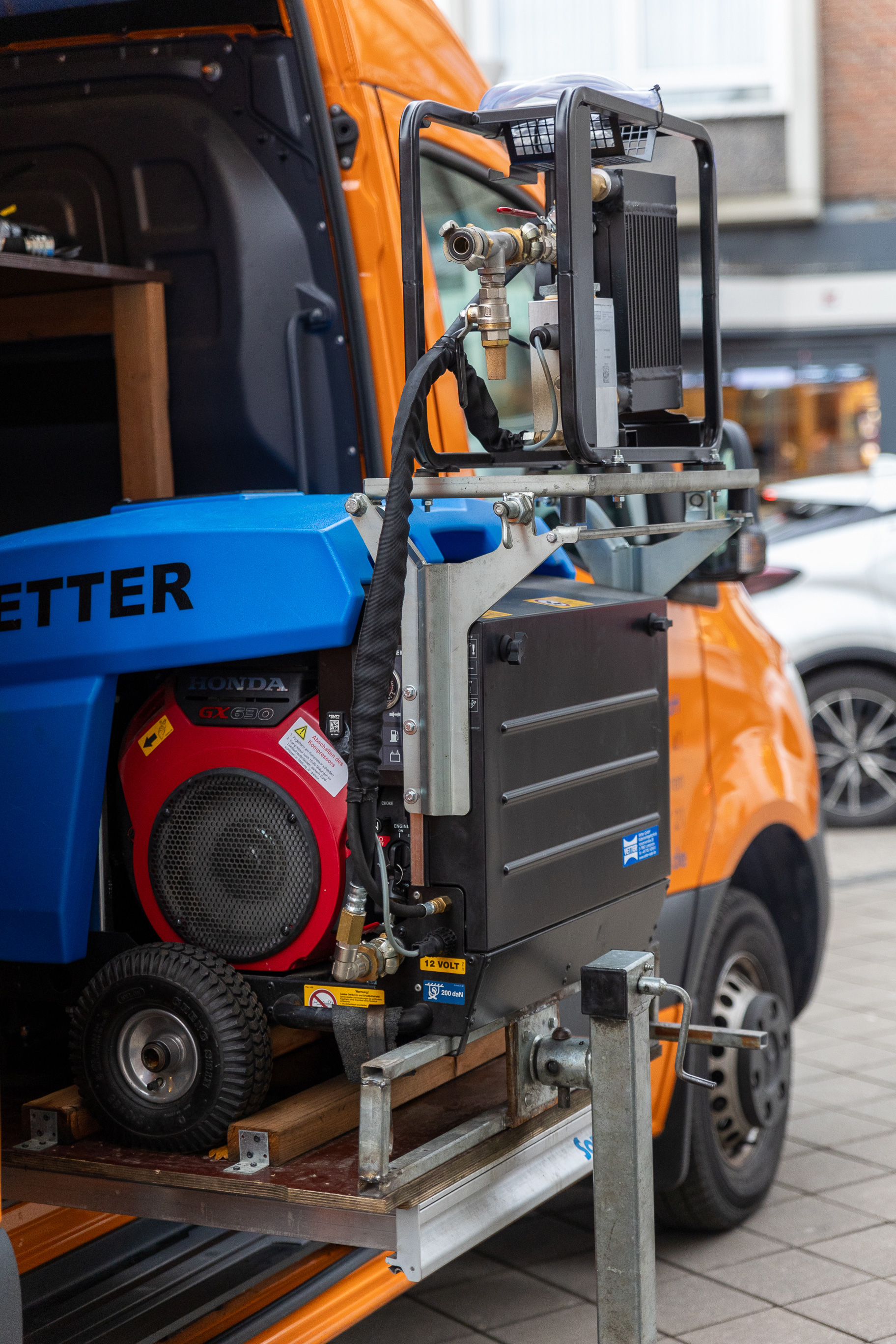 Mobiler Kompressor und Einblasgerät am Einsatzfahrzeug